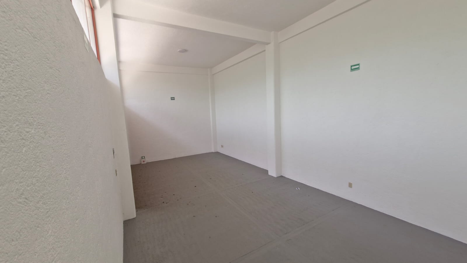 Bodega con estacionamiento amplio y acceso cómodo en Cuernavaca